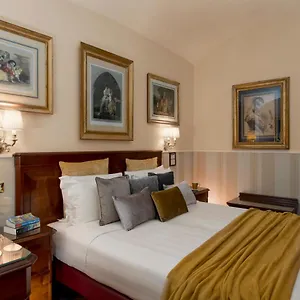 Des Artistes Hotel